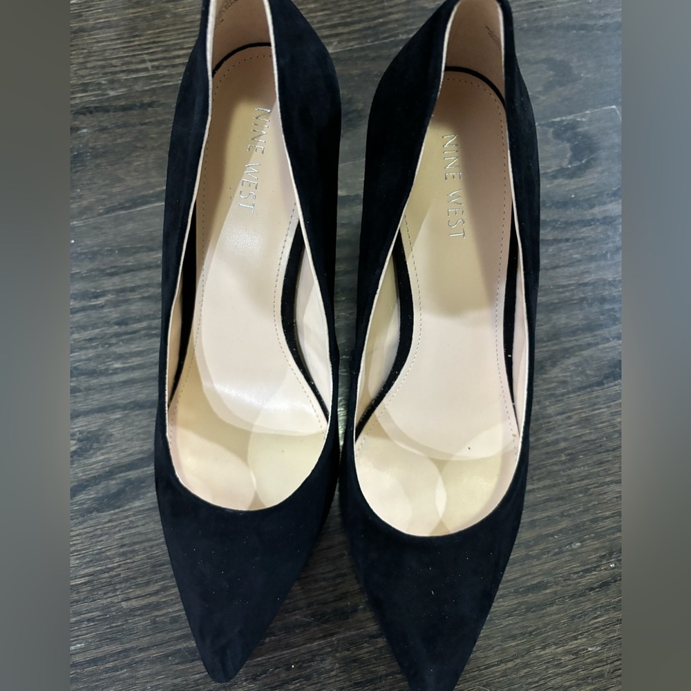 Black suede Nine West pump